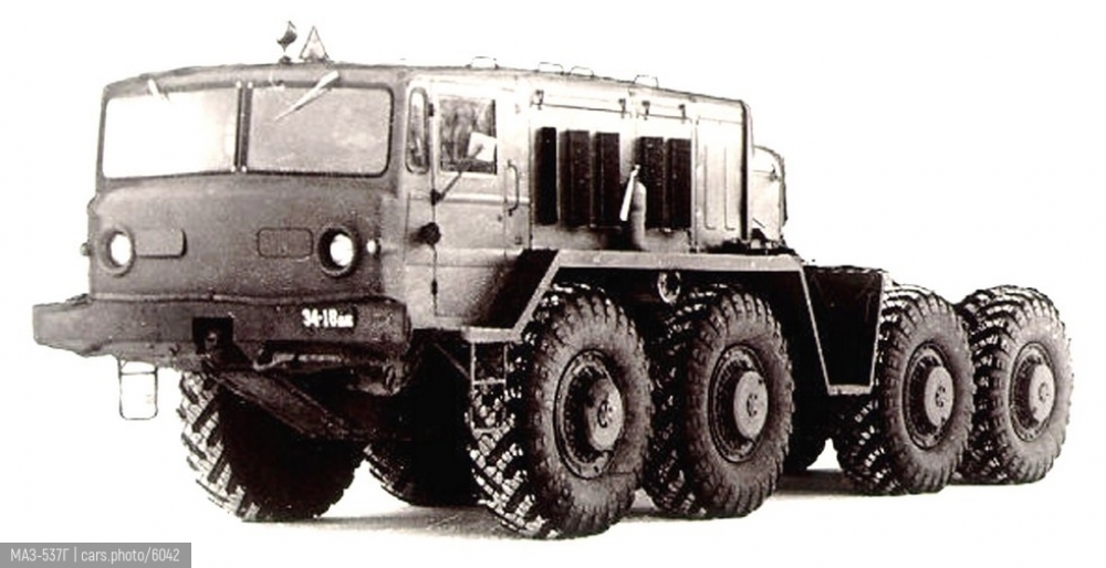 Маз военный тягач 535. Маз военный тягач 535. Маз 536. Маз 535 седельный тягач. Маз 536 4 оси.